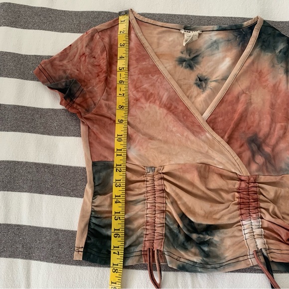 Bae City short sleeved tie-dye crop top. V-neck. Adjustable scrunched front - Picture 12 of 13